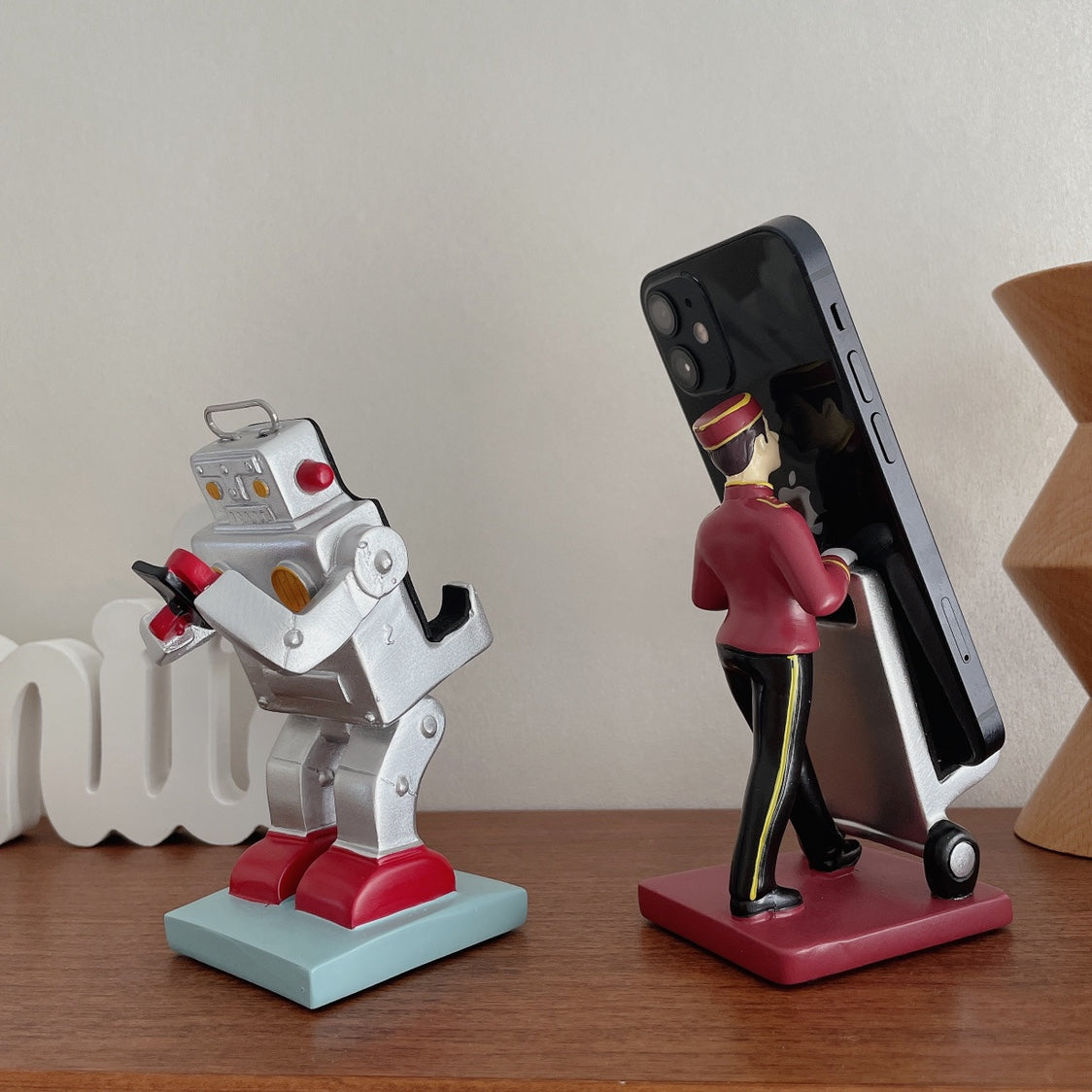 Retro Fun Robot Mobile Phone Stand